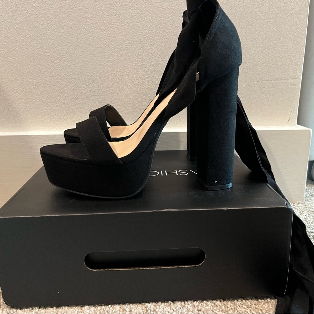 Fashion Nova Black Wide-Fit Platform Heels – Size 8 – Wraparound Ribbon Tie